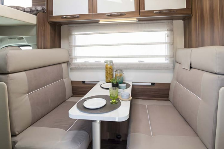 Auto Roller 746 Front Lounge