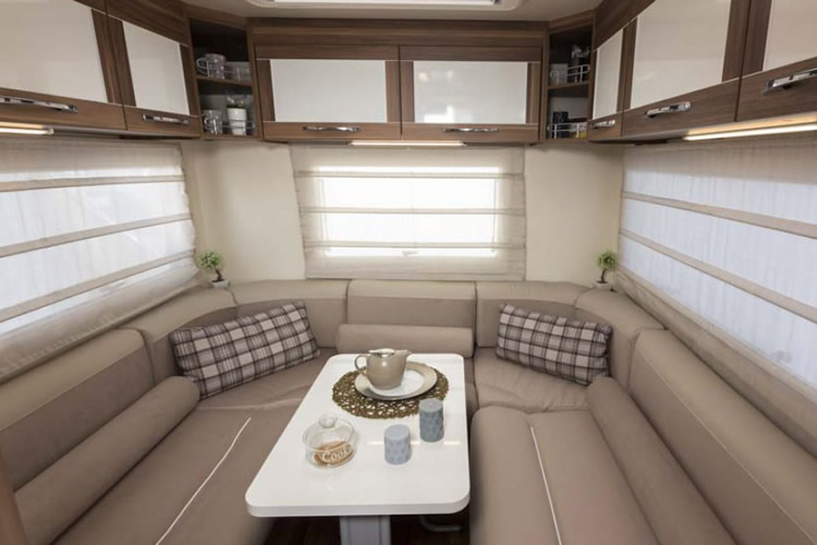 Auto Roller 746 Rear Lounge