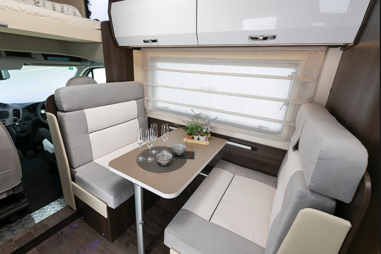 Zefiro 675 Front Lounge