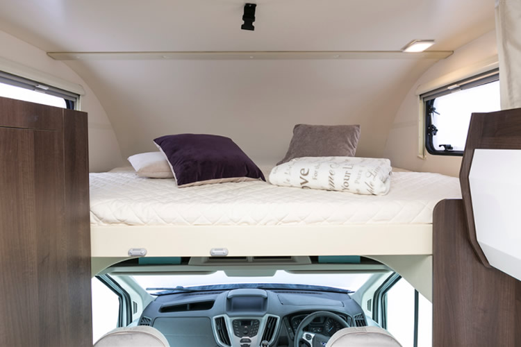 Zefiro 675 Overcab Bed