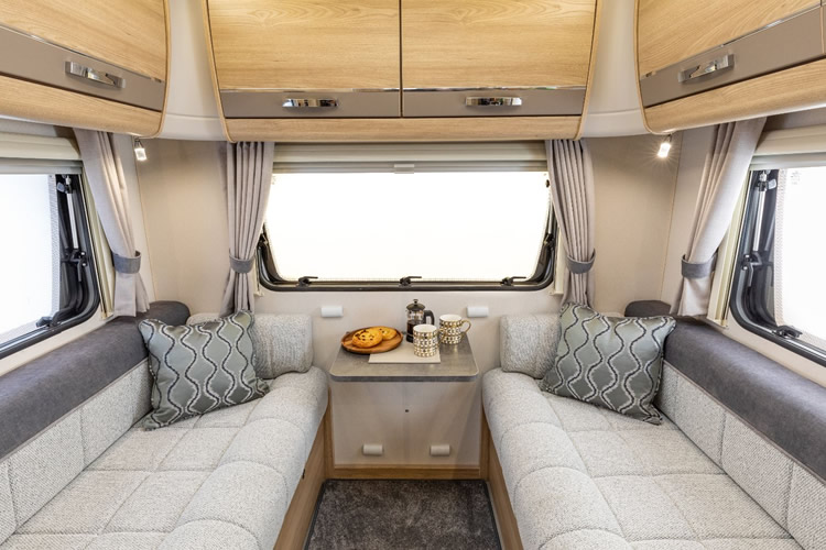 Autoquest 196 Rear Lounge